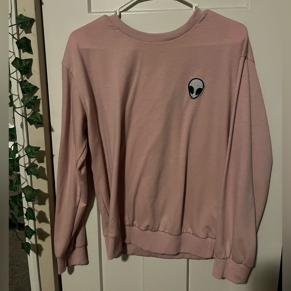 Salmon pink sweater alien embroidered patch